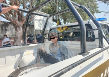 Detienen a una mujer por golpear a un menor de edad