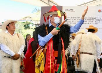 En Chamula, Rutilio Escandón inaugura la construcción del camino Joltzemen-Yutbash