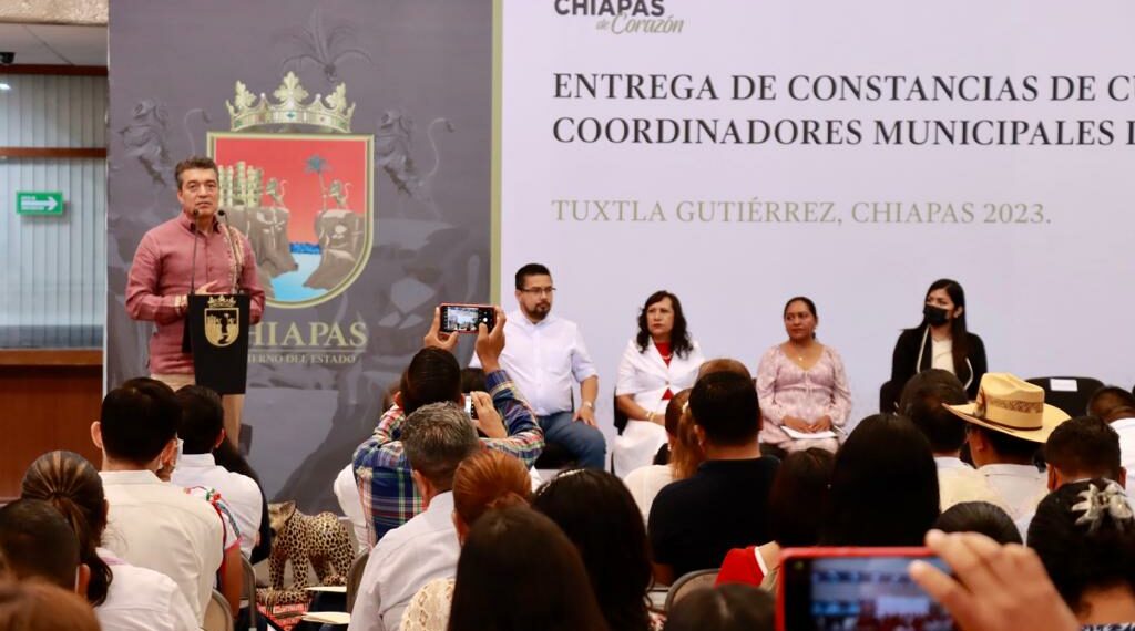 Entrega Rutilio Escandón constancias a coordinadores de Prevención del Delito