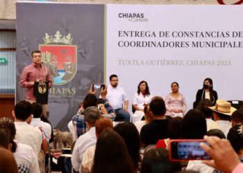 Entrega Rutilio Escandón constancias a coordinadores de Prevención del Delito