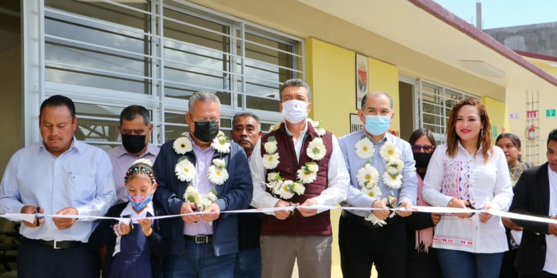 En SCLC, Rutilio Escandón inaugura espacios en la primaria “José de Allende y Unzaga”
