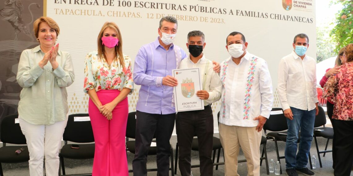 Rutilio Escandón entrega escrituras públicas a 100 familias de la región Soconusco