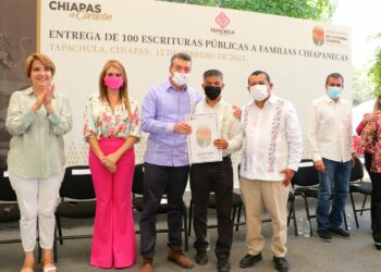Rutilio Escandón entrega escrituras públicas a 100 familias de la región Soconusco