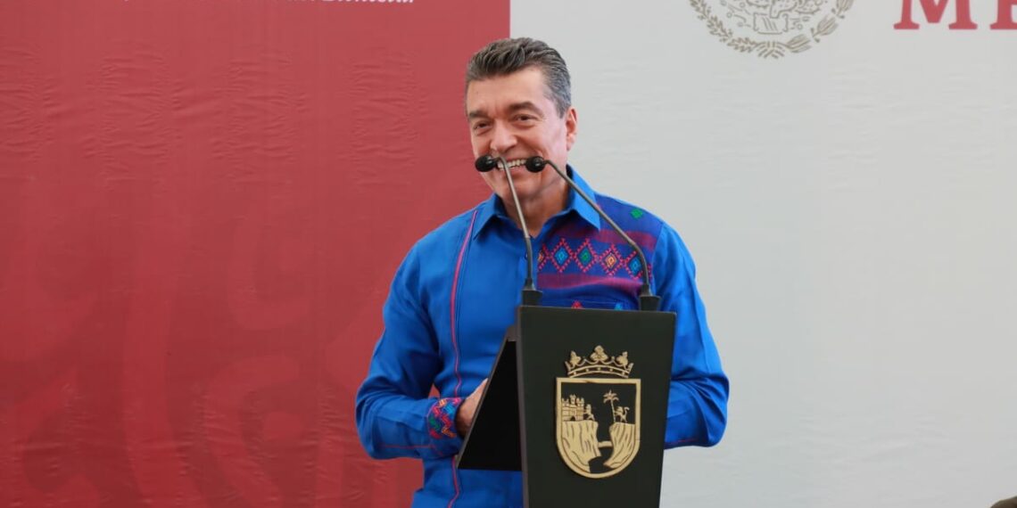 En Tapachula, Rutilio Escandón entrega tarjetas de nueva incorporación a pensiones para personas adultas mayores