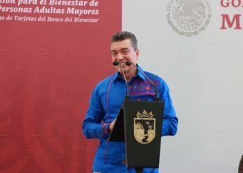 En Tapachula, Rutilio Escandón entrega tarjetas de nueva incorporación a pensiones para personas adultas mayores