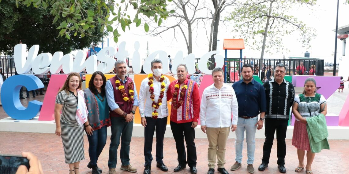 Junto a familias de Venustiano Carranza, Rutilio Escandón inaugura el Parque Central