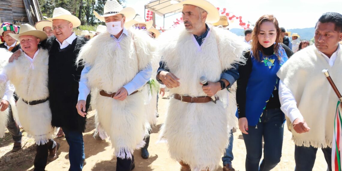Tras 22 años de espera, Rutilio Escandón inaugura red eléctrica en localidad El Escalón de SCLC