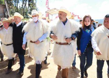 Tras 22 años de espera, Rutilio Escandón inaugura red eléctrica en localidad El Escalón de SCLC