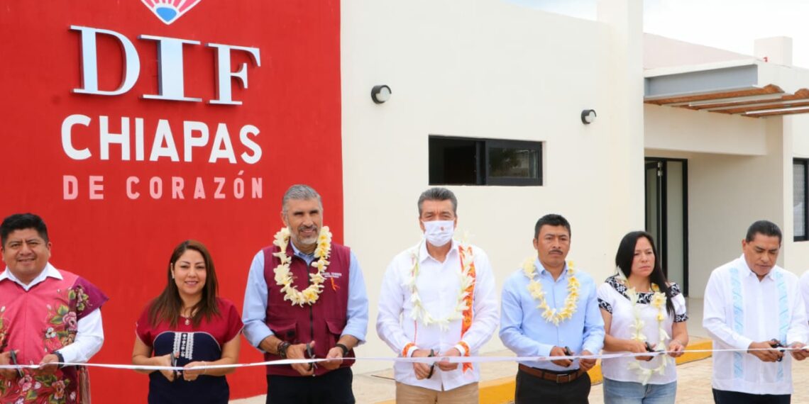 Inaugura Rutilio Escandón instalaciones del Sistema DIF municipal de Coapilla