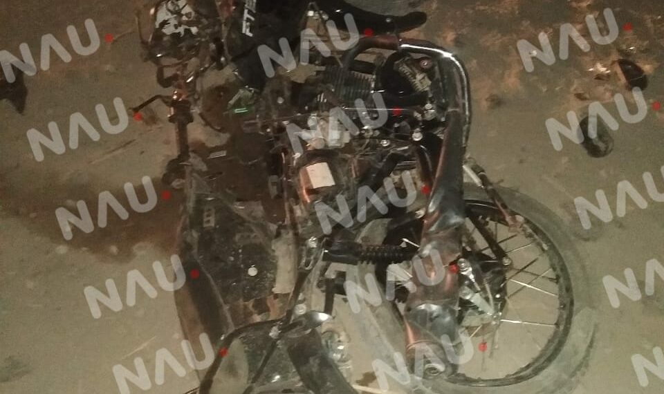 Un muerto y un herido deja un choque entre una motocicleta y un carro