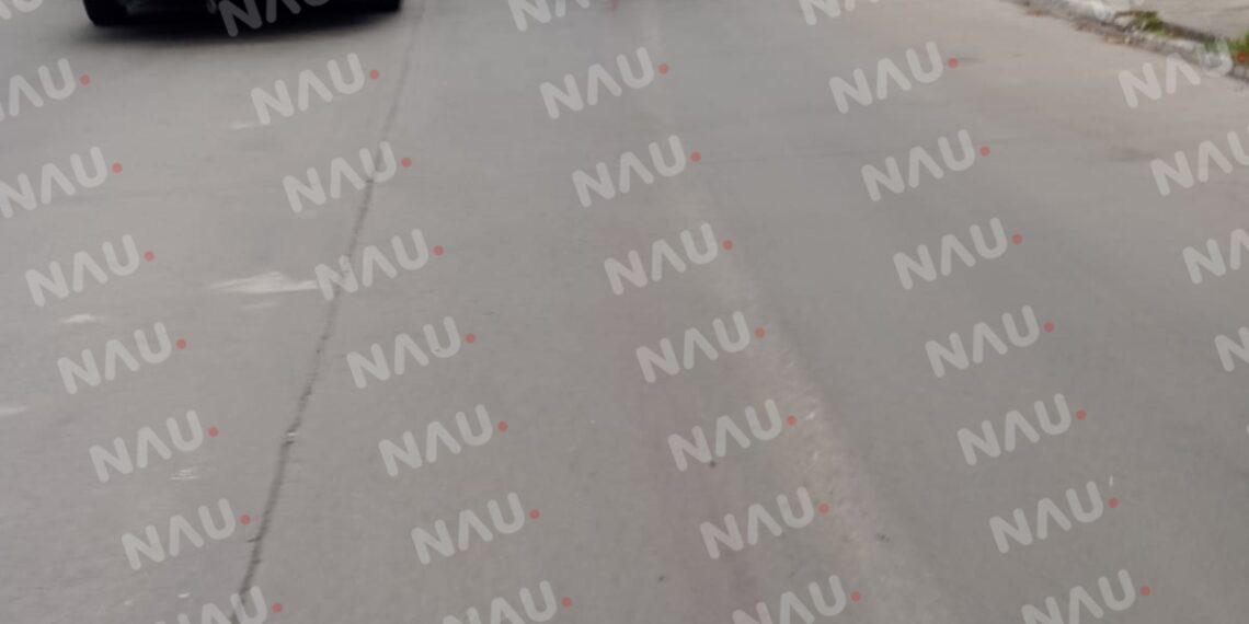 Muere Motociclista al quedar debajo de una combi de pasaje