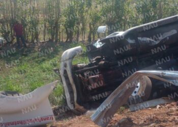 Volcadura de tráiler en la costera