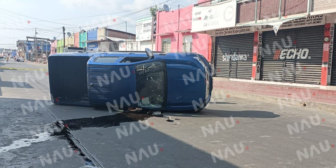 Vuelca camioneta al chocar contra combi de pasaje