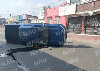 Vuelca camioneta al chocar contra combi de pasaje