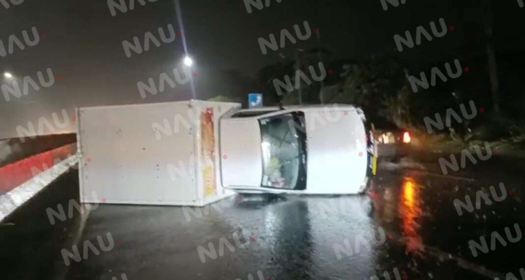 Vuelca carro de Tía Rosa en Tuxtla Chico