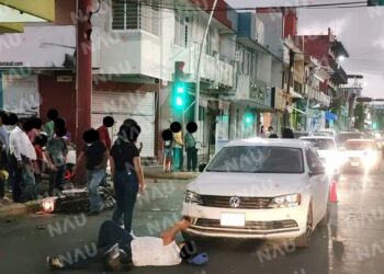 Dos lesiondos deja choque de vehículo y motocicleta