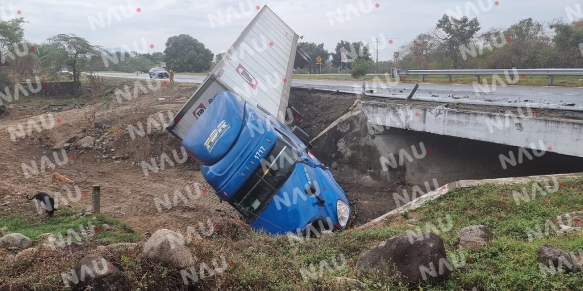 Dos muertos y dos heridos dejó un choque de tráiler y una camioneta