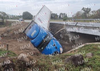 Dos muertos y dos heridos dejó un choque de tráiler y una camioneta