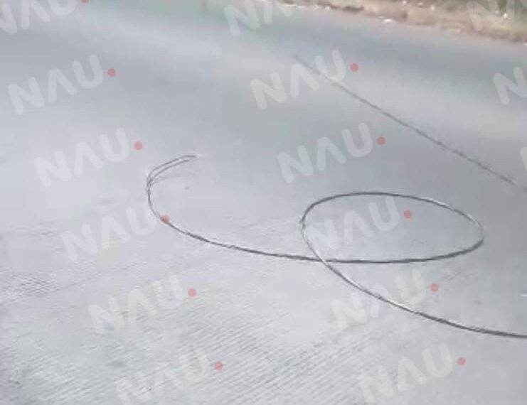 Cable de la CFE pone en peligro a transeúnte y vehículos en el boulevard príncipe akishino