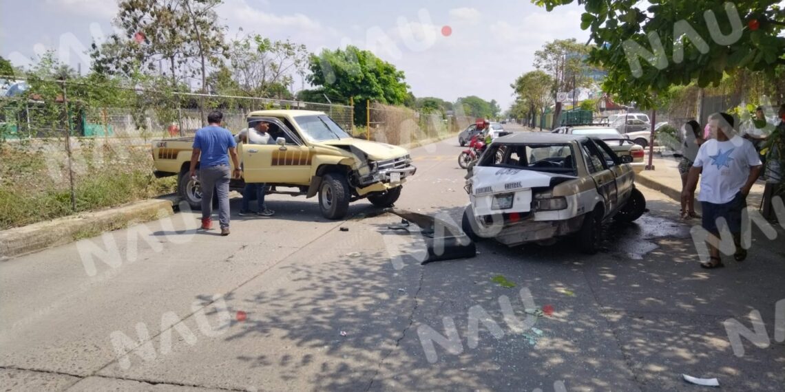 Choque de camioneta y taxi deja una persona lesionada