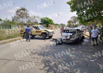 Choque de camioneta y taxi deja una persona lesionada