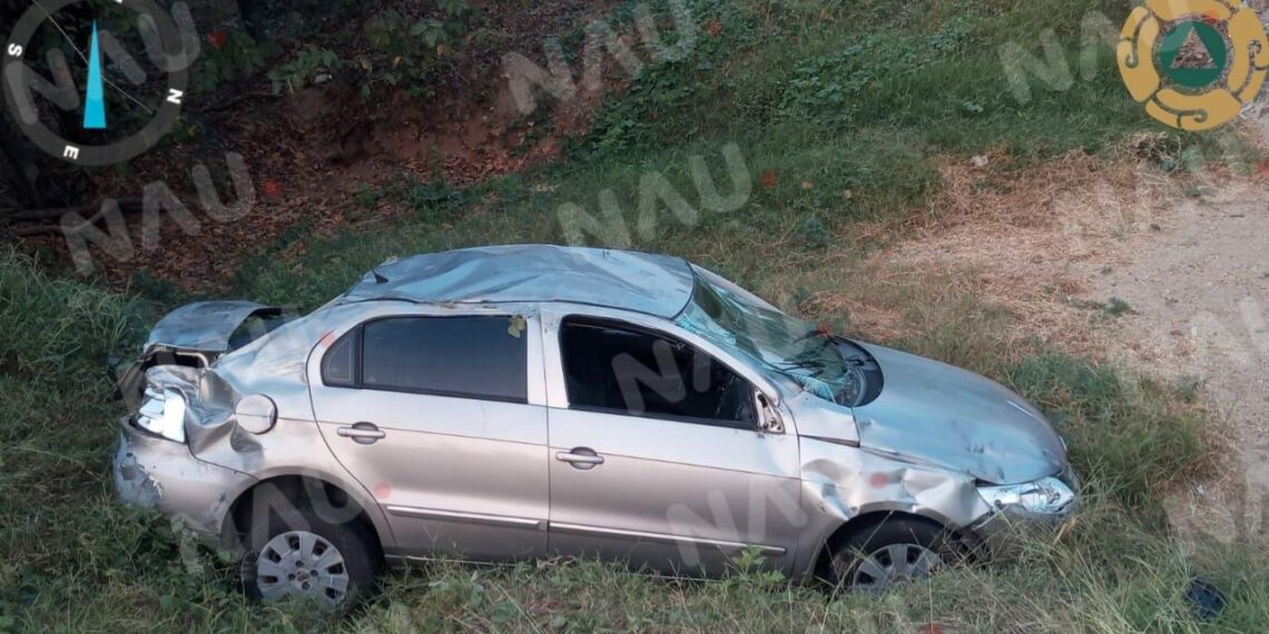 Dos lesionados al salirse un vehículo de la carretera