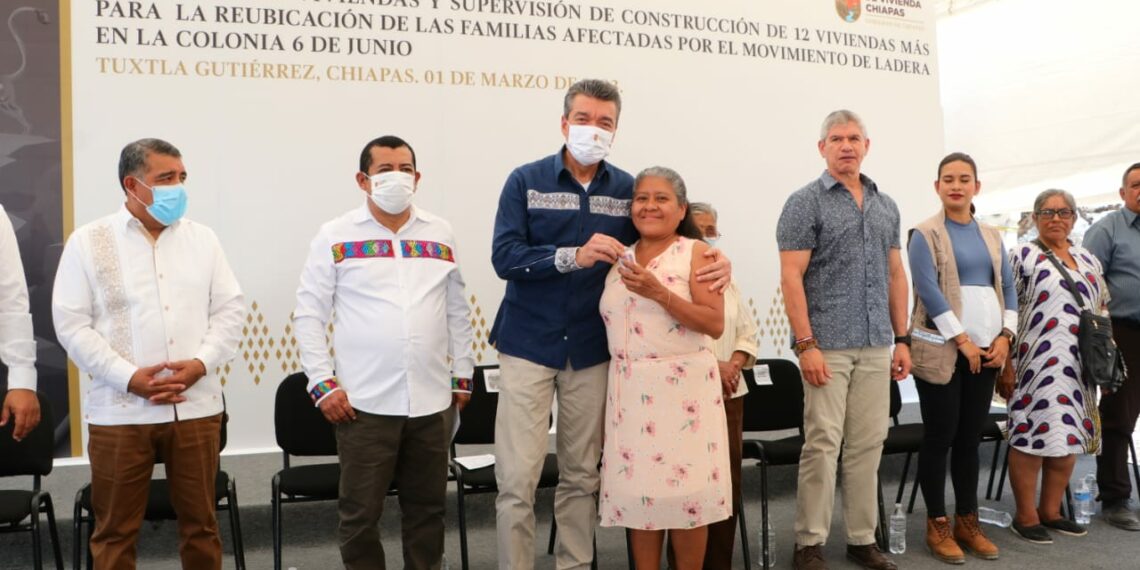 En El Jobo, Rutilio Escandón entrega viviendas a 59 familias afectadas por movimiento de ladera