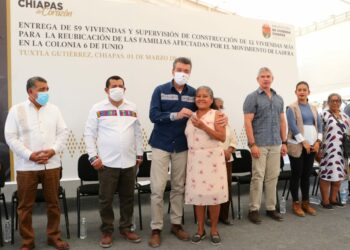 En El Jobo, Rutilio Escandón entrega viviendas a 59 familias afectadas por movimiento de ladera