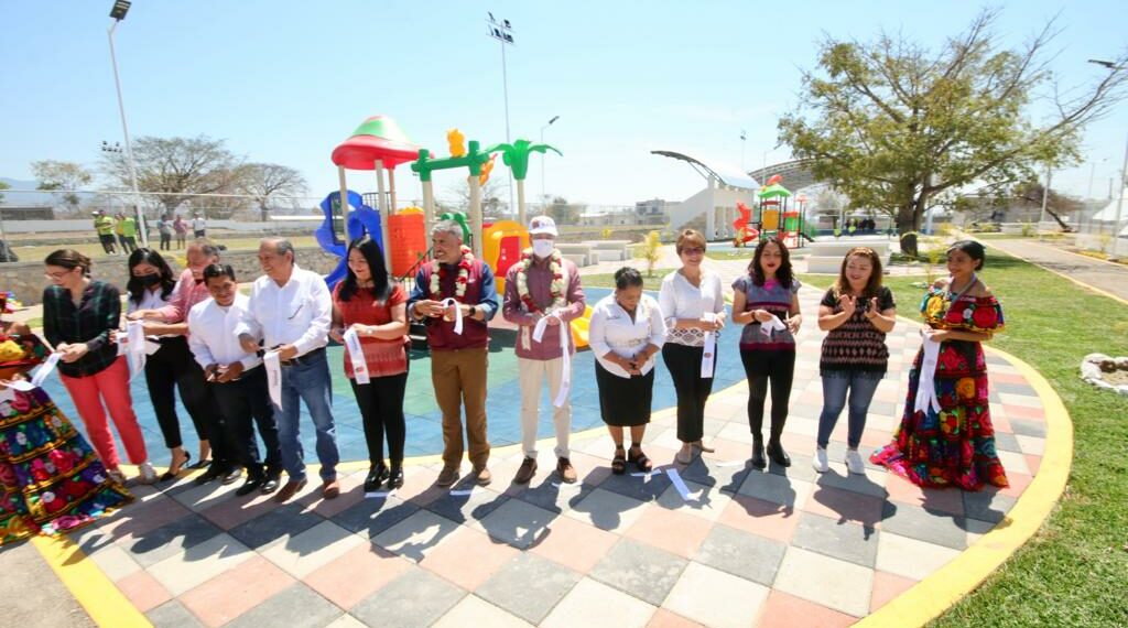 Inaugura Rutilio Escandón la Unidad Deportiva de Totolapa