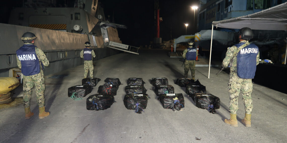 Marina asegura aproximadamente 548 kilogramos de cocaína y 1,992 litros de combustible; asimismo detiene a tres presuntos trasgresores de la ley, al suroeste de puerto Chiapas, Chis.