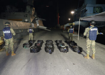 Marina asegura aproximadamente 548 kilogramos de cocaína y 1,992 litros de combustible; asimismo detiene a tres presuntos trasgresores de la ley, al suroeste de puerto Chiapas, Chis.