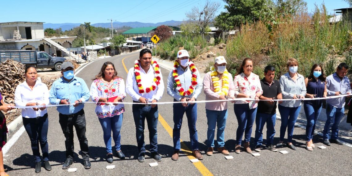 En Bochil, Rutilio Escandón inaugura el camino Luis Espinoza-La Laguna