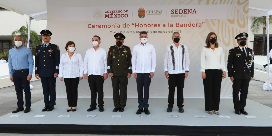 Rutilio Escandón encabeza honores a la bandera, en la Explanada del Parque Central de Tuxtla Gutiérrez