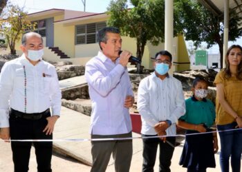 En San Lucas, Rutilio Escandón inaugura espacios en la Escuela Primaria México