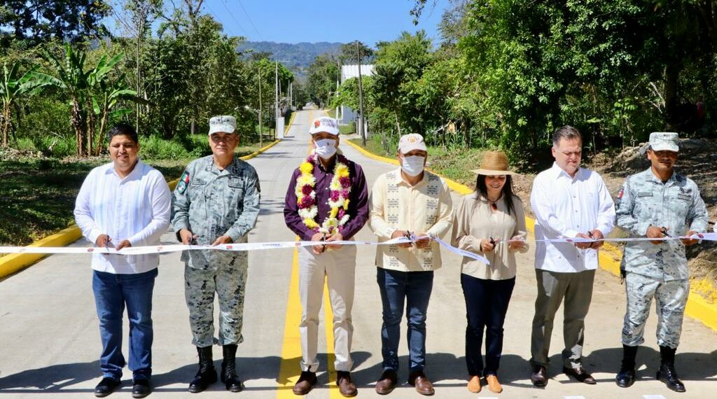 En Palenque, Rutilio Escandón inaugura el camino de acceso a las instalaciones de la Guardia Nacional