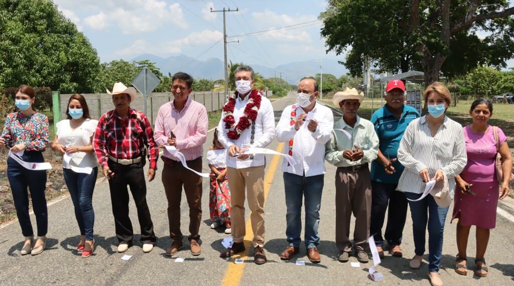 Beneficia Rutilio Escandón a habitantes de Pijijiapan con la construcción del camino San Isidro-San José
