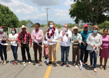 Beneficia Rutilio Escandón a habitantes de Pijijiapan con la construcción del camino San Isidro-San José