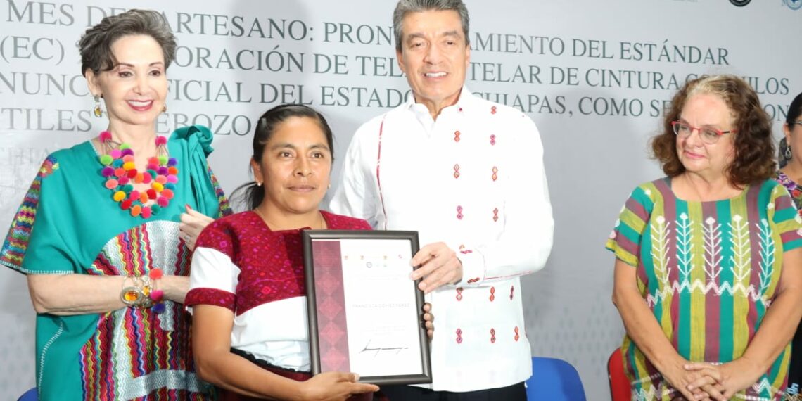 Junto a la Federación, Rutilio Escandón enaltece la labor artesanal en telar de cintura