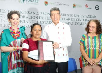 Junto a la Federación, Rutilio Escandón enaltece la labor artesanal en telar de cintura