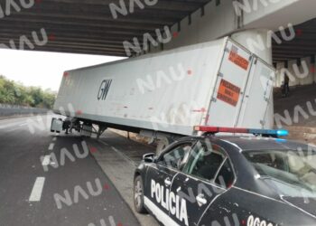 Se desprende caja de tráiler en la carretera costera a la altura de Tuzantán