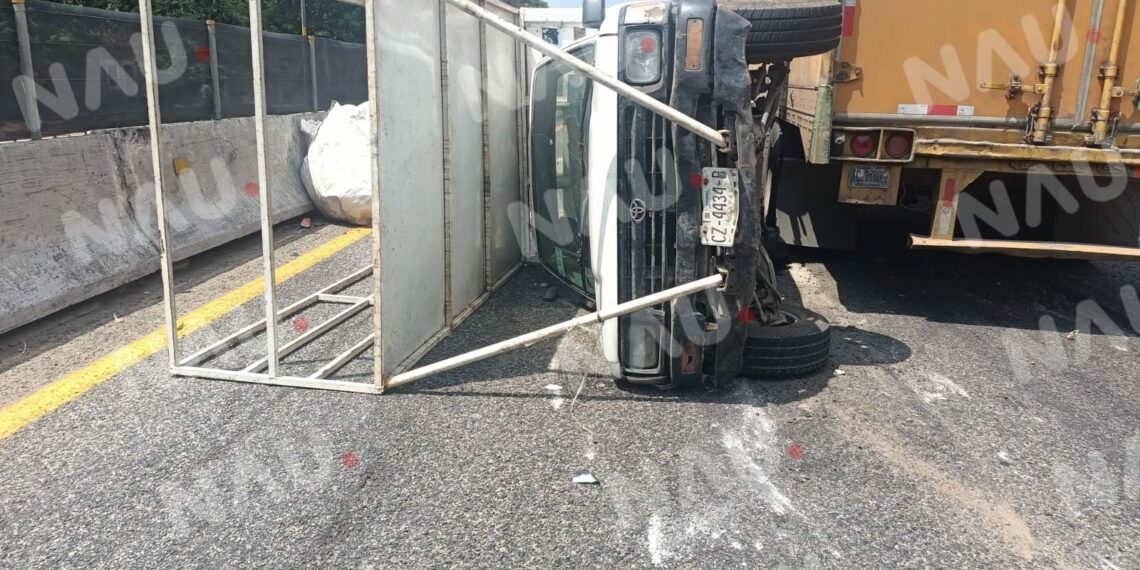 Solo daños en accidente de tres unidades en Huehuetán