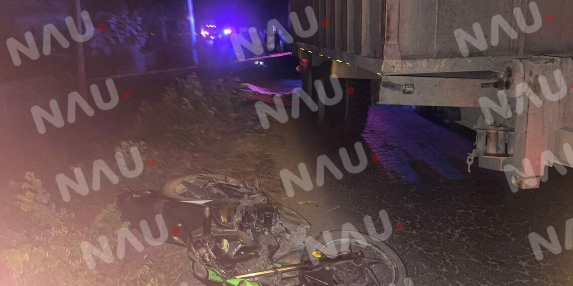 Tráiler mata a pareja que viajaba en motocicleta en Huixtla