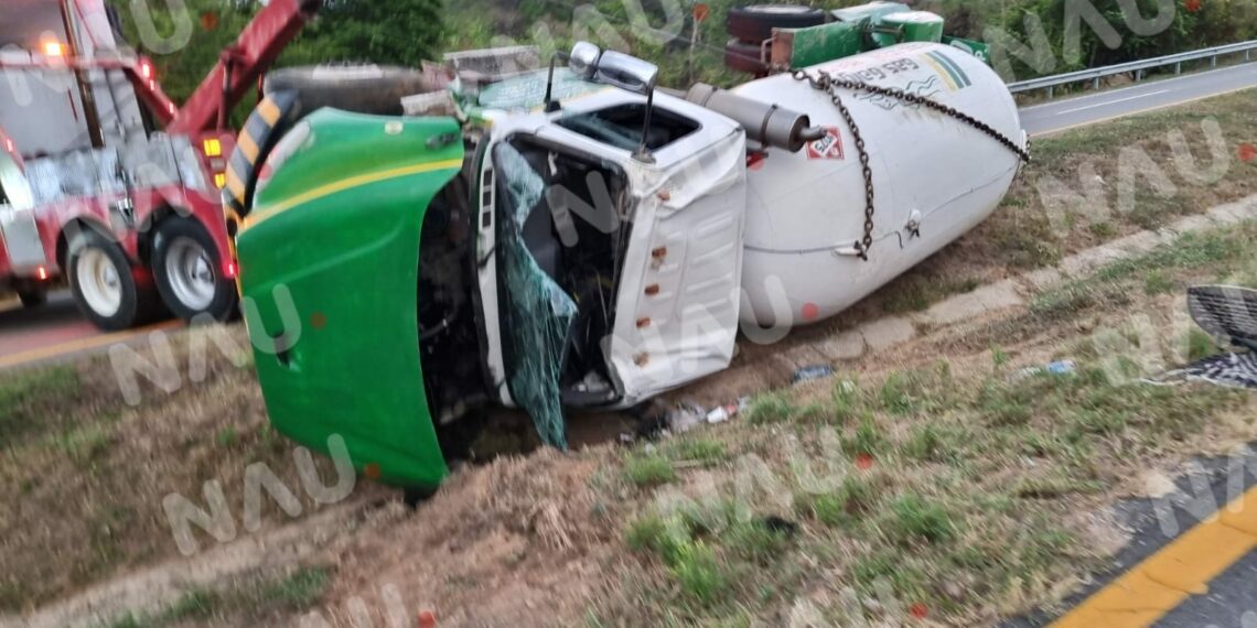 Vuelca pipa vacía de gas Galgos en la carretera costera