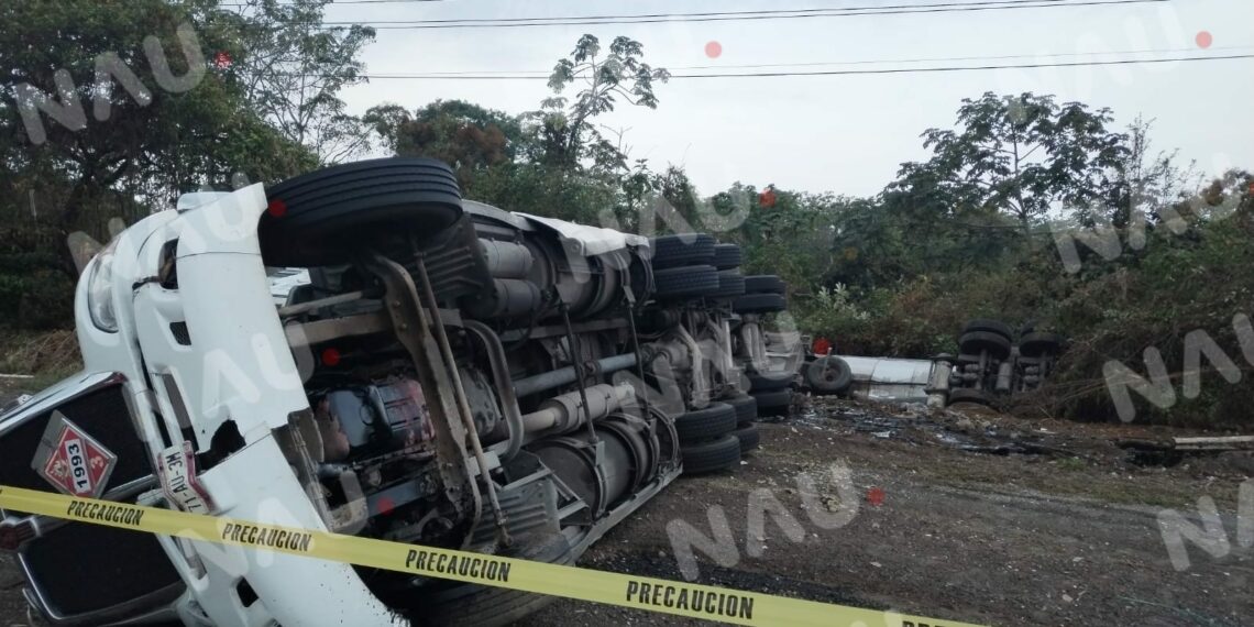 Vuelca trailer cargado de chapopote en la curva de la muerte de tuzantán