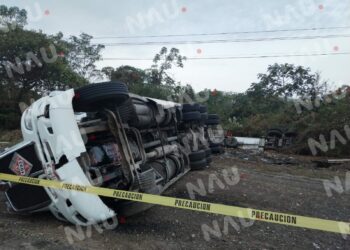 Vuelca trailer cargado de chapopote en la curva de la muerte de tuzantán