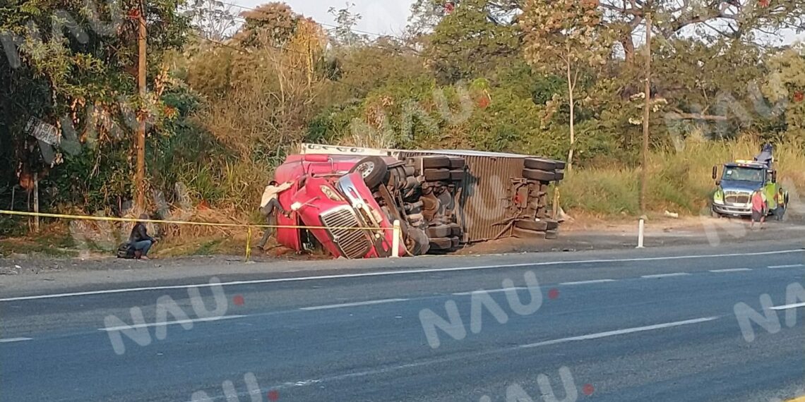 Vuelca tráiler en la cueva del diablo