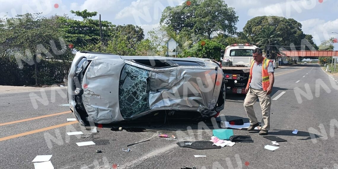 Vuelca vehículo frente a la parada los toros