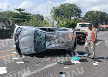 Vuelca vehículo frente a la parada los toros