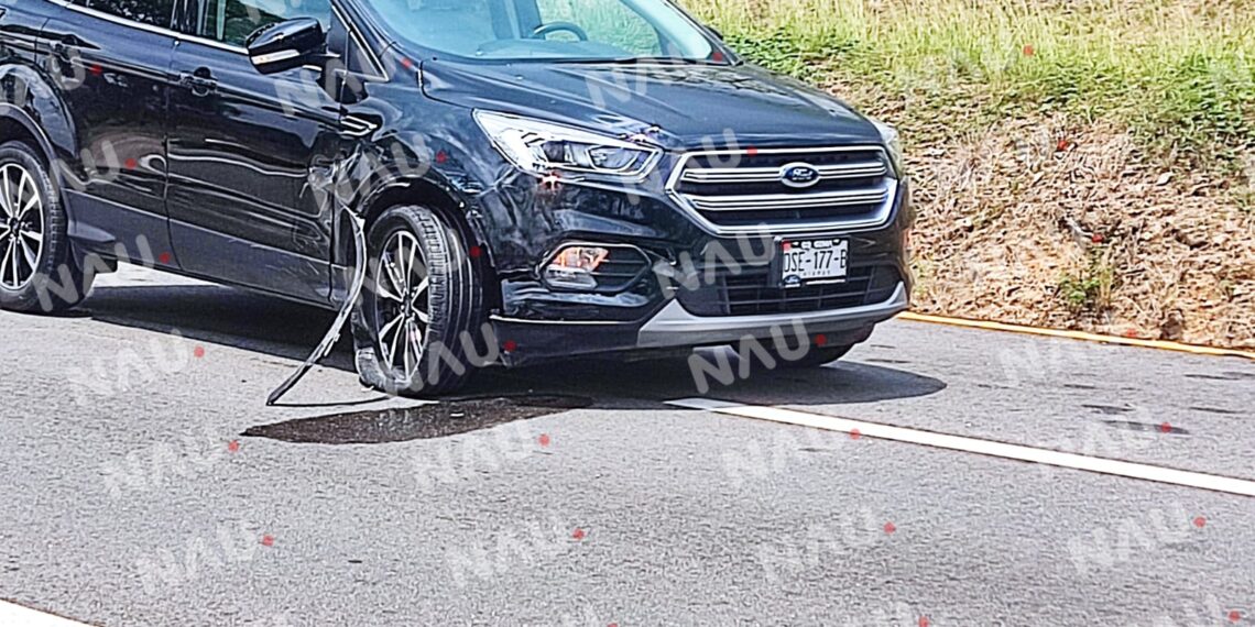 Motocilista impacta a vehículo al rebasarlo