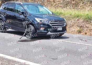 Motocilista impacta a vehículo al rebasarlo